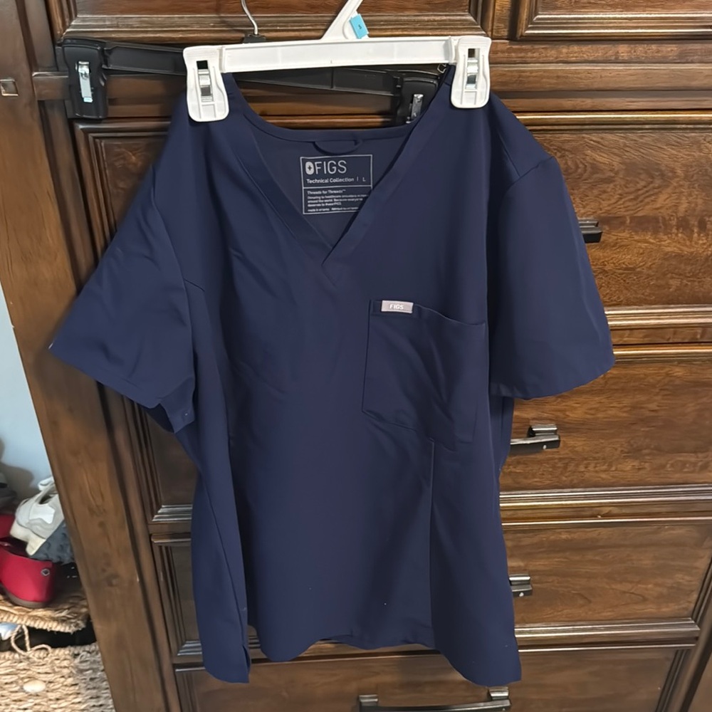 Women’s figs scrub top